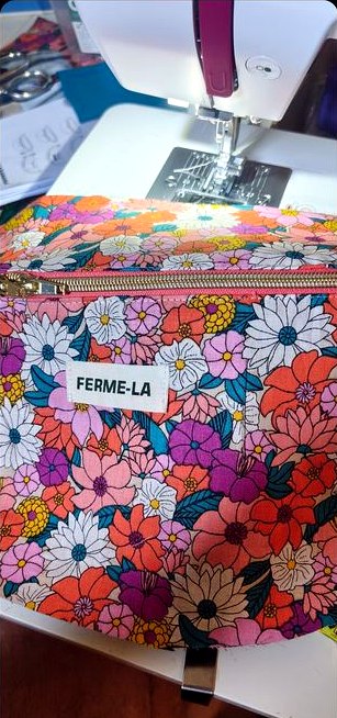 Sac banane FermeLa en cours de fabrication dans l'atelier, tissu fleurs multicolores