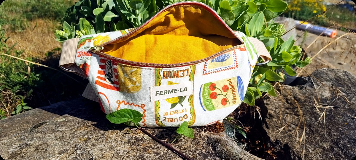 Sac banane FermeLa ouvert, doublure coton visible, tissu Pomodoro d'Italie