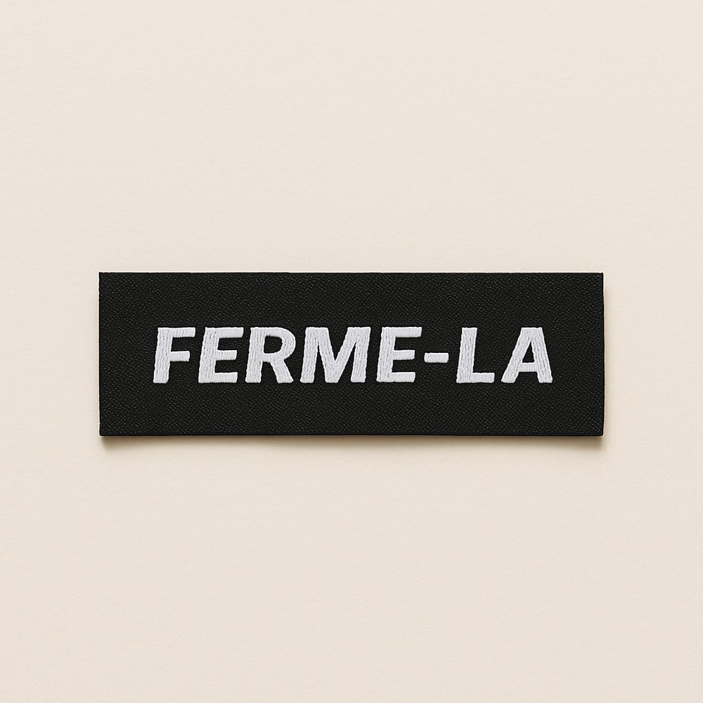 Étiquette tissée FERME-LA noire